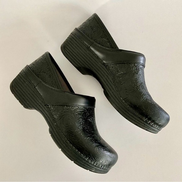 Dansko Clogs Women 8.5 Black Tooled Leather Comfort Nursing Professional - Picture 3 of 8